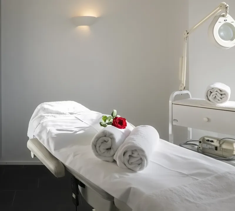 Ein Behandlungsraum im Beauty Center «La Vallée SPA», mit Rose und Handtüchern