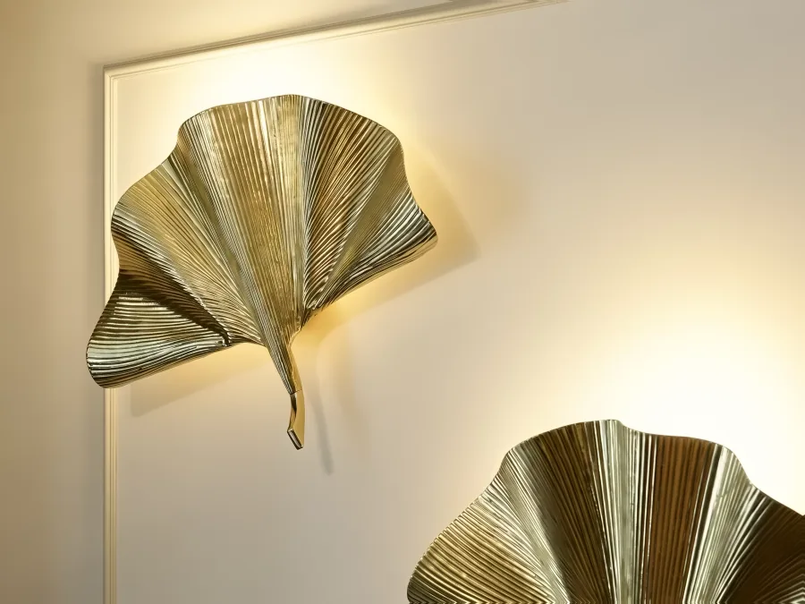 Die Wandleuchte in Form eines Ginkgoblatts