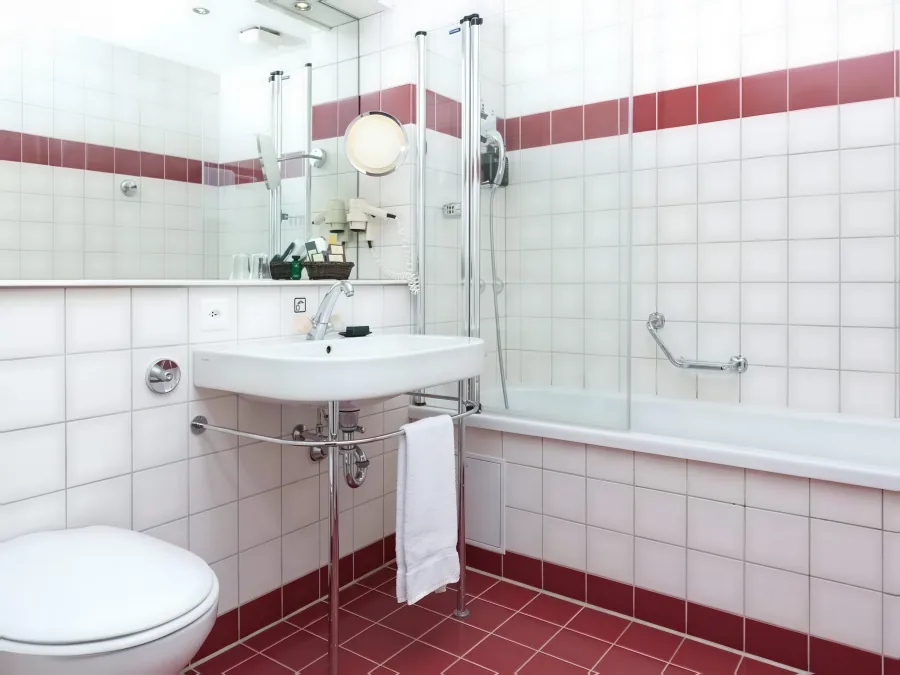 Das Badezimmer mit Wanne