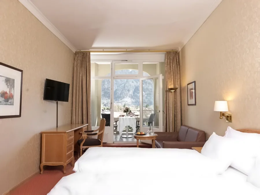 Doppelzimmer First Class, Blick zum Balkon und in die Berge