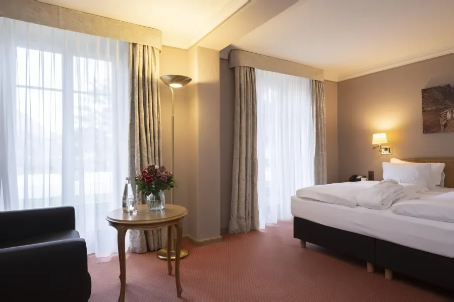 Doppelzimmer mit Balkontür und Blick nach draussen