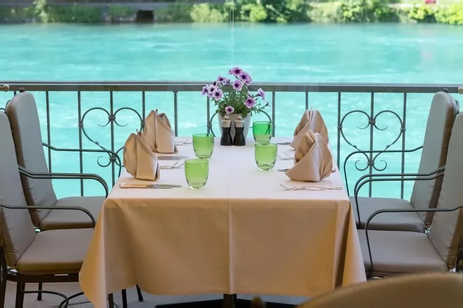 Ein gedeckter Tisch auf dem Balkon über der Aare