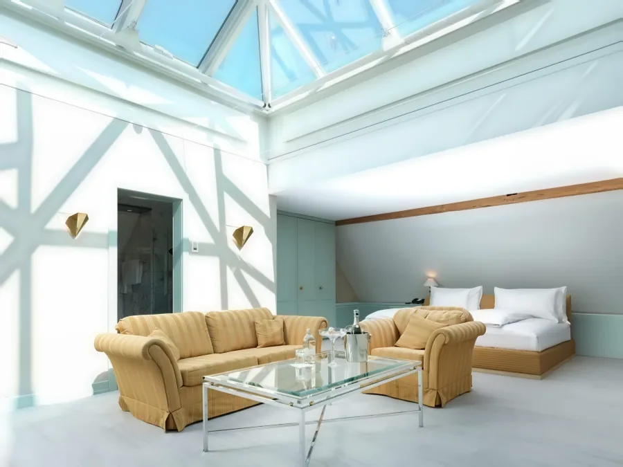 Pyramid Suite,阳光下玻璃金字塔屋顶之下的起居区