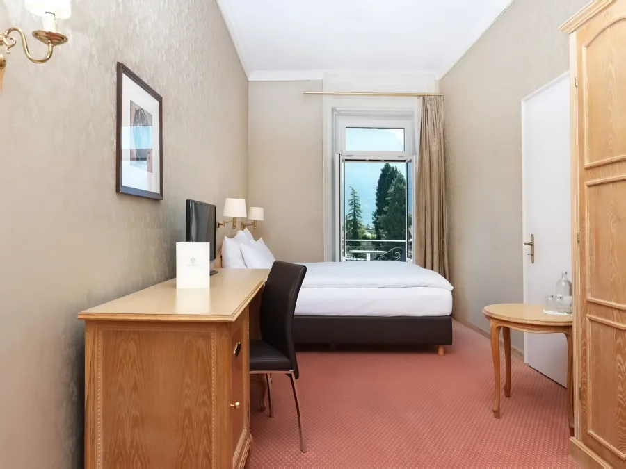 Doppelzimmer Queen Size mit Schreibtisch und Blick zum Fenster