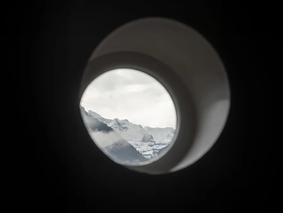 Der Blick aus dem runden Fenster der Royal Suite in die Berge