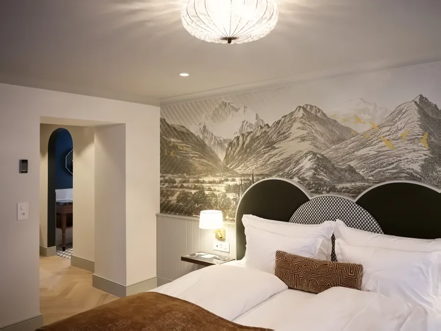 Schlafzimmer der SPA Junior Suite mit dem Bergmotiv