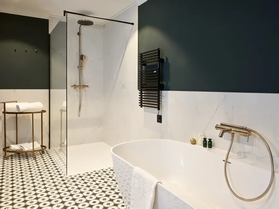 Dusche und Badewanne der SPA Junior Suite